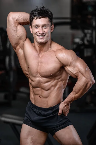 Handsome bodybuilder formation dans la salle de gym homme sexy haltères ascenseur — Photo