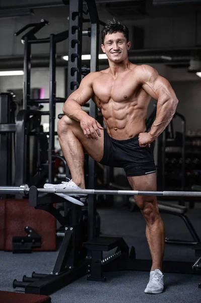 Spor salonu seksi adam Asansör dumbbells eğitim yakışıklı vücut geliştirmeci