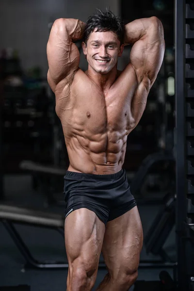 Bonito fisiculturista formação no ginásio sexy homem elevador halteres — Fotografia de Stock