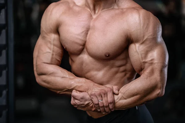 Spor salonu seksi adam Asansör dumbbells eğitim yakışıklı vücut geliştirmeci — Stok fotoğraf