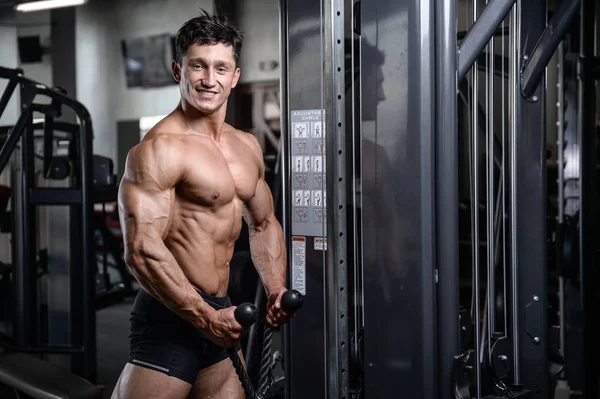 Spor salonu seksi adam Asansör dumbbells eğitim yakışıklı vücut geliştirmeci