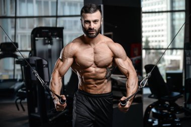 Fitness Eğitmeni yakışıklı adam jimnastik salonu kas kazanç 