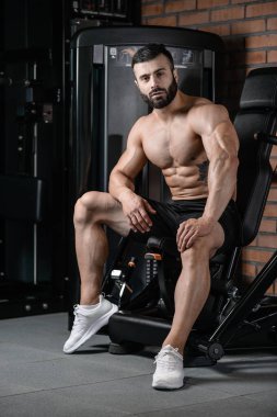 Fitness Eğitmeni yakışıklı adam jimnastik salonu kas kazanç 