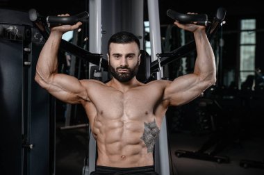 Fitness Eğitmeni yakışıklı adam jimnastik salonu kas kazanç 