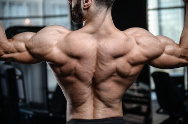 Fitness Eğitmeni yakışıklı adam jimnastik salonu kas kazanç 