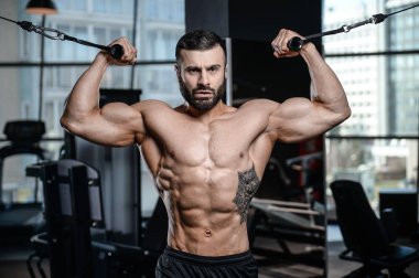 Fitness Eğitmeni yakışıklı adam jimnastik salonu kas kazanç 