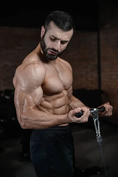 Instrutor de fitness homem bonito no ginásio ganhar músculo — Fotografia de Stock