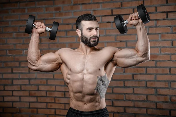 ジムでのフィットネス インストラクターのハンサムな男性は、筋肉を得るため — ストック写真