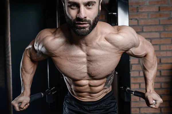 Fitness instruktor pohledný muž v tělocvičně získat svaly — Stock fotografie