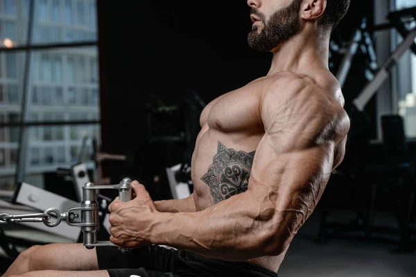 Instruktor fitness, przystojny mężczyzna w siłowni masę mięśniową — Zdjęcie stockowe