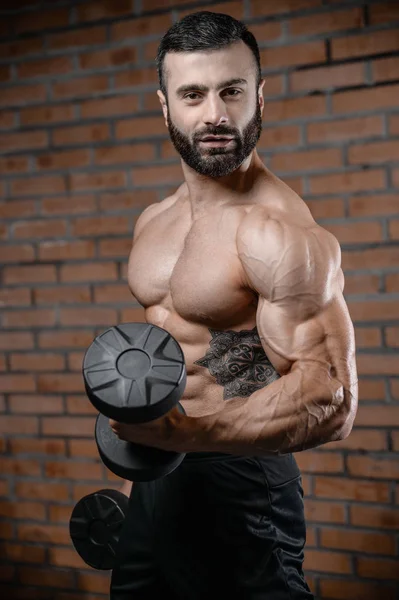 Fitness instructeur bel homme dans le muscle de gain de gymnase — Photo