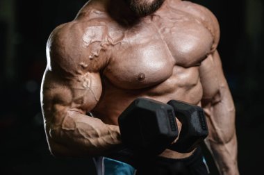 D ile kasları kadar pompalama acımasız güçlü vücut geliştirmeci atletik erkek