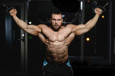 D ile kasları kadar pompalama acımasız güçlü vücut geliştirmeci atletik erkek