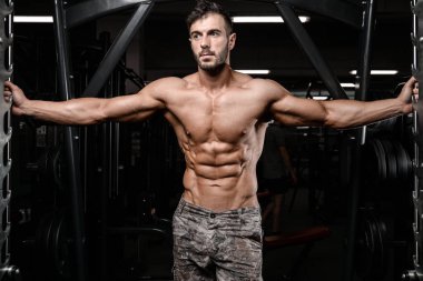 Güçlü ve yakışıklı atletik genç adam kasları abs ve pazı