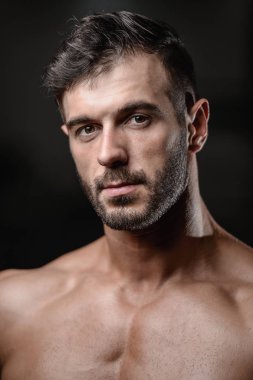 Yakışıklı erkekler yüz yakın çekim portre spor salonunda