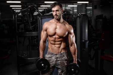 Güçlü ve yakışıklı atletik genç adam kasları abs ve pazı