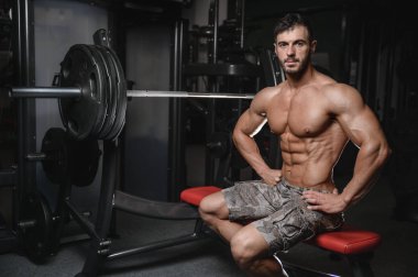 Güçlü ve yakışıklı atletik genç adam kasları abs ve pazı