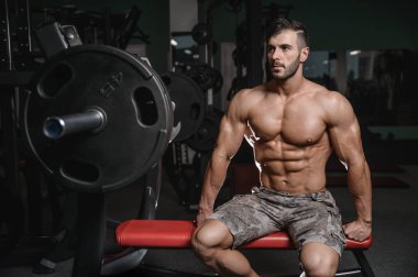 Güçlü ve yakışıklı atletik genç adam kasları abs ve pazı