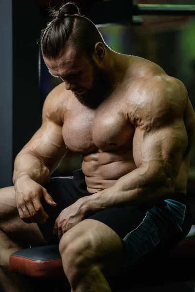 Brutalt starka bodybuilder atletiska män pumpa upp muskler med d — Stockfoto