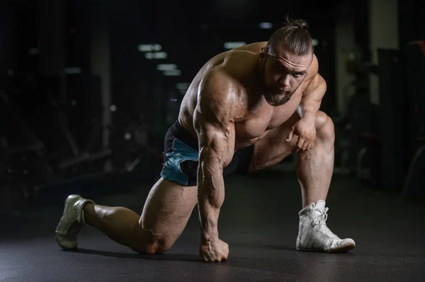 Brutal fuerte culturista atlético hombres bombeando los músculos con d —  Fotos de Stock