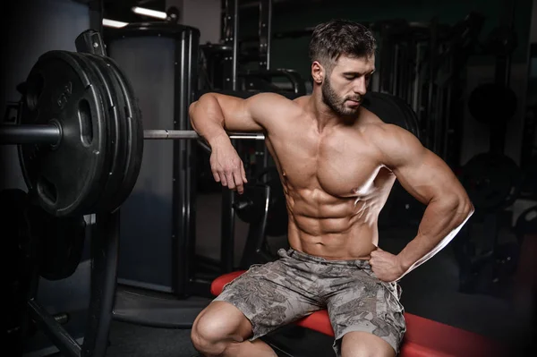 Güçlü ve yakışıklı atletik genç adam kasları abs ve pazı — Stok fotoğraf