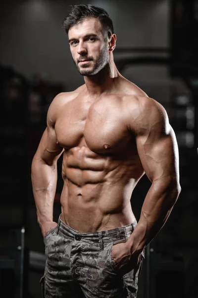 Güçlü ve yakışıklı atletik genç adam kasları abs ve pazı — Stok fotoğraf