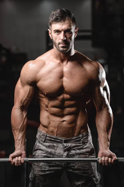 Solide et beau jeune homme athlétique muscles abdominaux et biceps — Photo