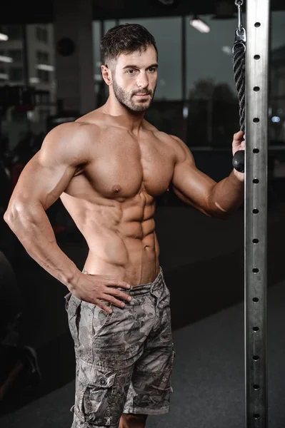 Solide et beau jeune homme athlétique muscles abdominaux et biceps — Photo