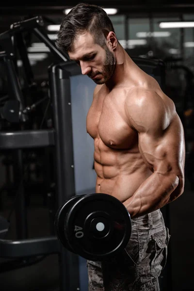 Sterke en knappe sportieve jonge man spieren abs en biceps — Stockfoto