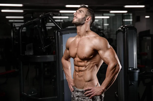 Strong and handsome athletic young man muscles abs and bicep — Stock Photo, Image