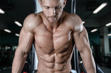 Güçlü ve yakışıklı atletik genç adam kasları abs ve pazı