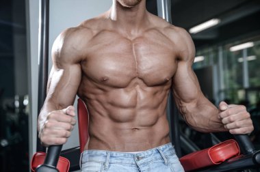 güçlü abs adam içinde jimnastik salonu kas gösterilen kapatın 