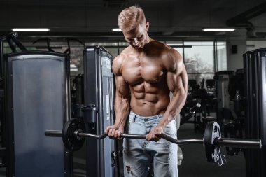 Güçlü ve yakışıklı atletik genç adam kasları abs ve pazı