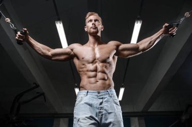 Güçlü ve yakışıklı atletik genç adam kasları abs ve pazı