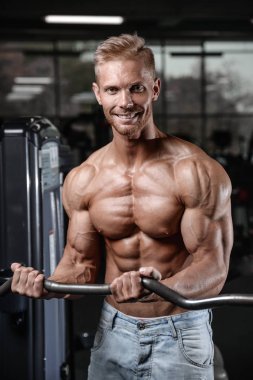 Güçlü ve yakışıklı atletik genç adam kasları abs ve pazı