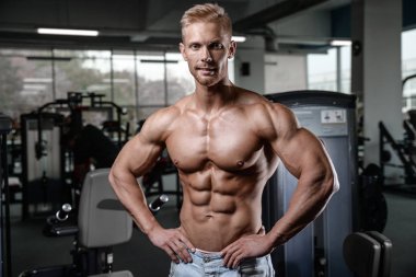 Güçlü ve yakışıklı atletik genç adam kasları abs ve pazı