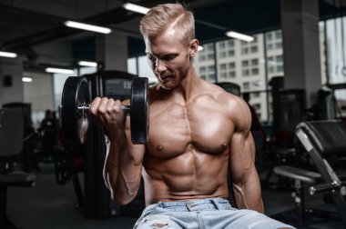 Güçlü ve yakışıklı atletik genç adam kasları abs ve pazı