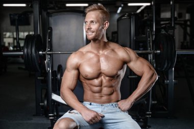 Güçlü ve yakışıklı atletik genç adam kasları abs ve pazı