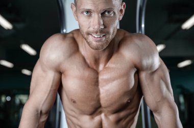 Güçlü ve yakışıklı atletik genç adam kasları abs ve pazı
