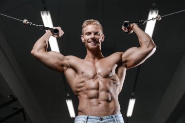 Güçlü ve yakışıklı atletik genç adam kasları abs ve pazı