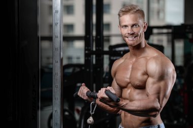 Güçlü ve yakışıklı atletik genç adam kasları abs ve pazı