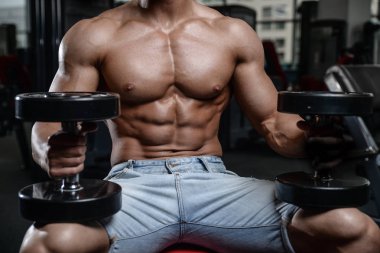 Güçlü ve yakışıklı atletik genç adam kasları abs ve pazı