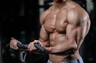 Güçlü ve yakışıklı atletik genç adam kasları abs ve pazı