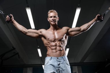 Güçlü ve yakışıklı atletik genç adam kasları abs ve pazı