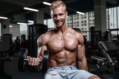 Güçlü ve yakışıklı atletik genç adam kasları abs ve pazı