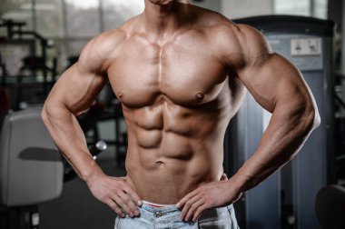 Güçlü ve yakışıklı atletik genç adam kasları abs ve pazı