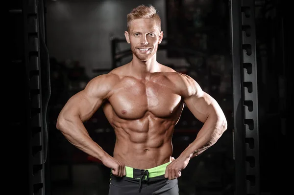 Solide et beau jeune homme athlétique muscles abdominaux et biceps — Photo