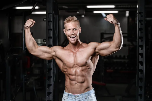 Solide et beau jeune homme athlétique muscles abdominaux et biceps — Photo