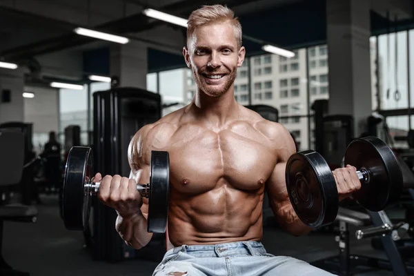 Fuerte y guapo atlético joven músculos abdominales y bíceps — Foto de Stock