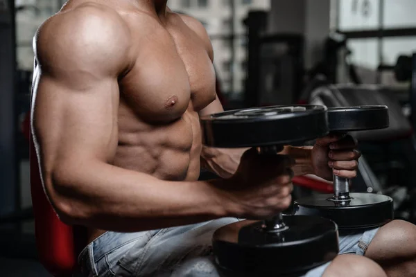 Silne i przystojny lekkoatletycznego młody człowiek mięśnie abs i biceps — Zdjęcie stockowe